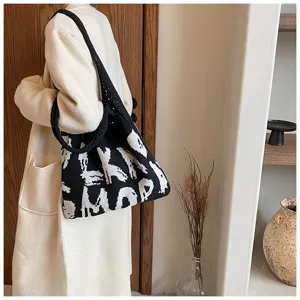 Schwarz-weiße Strick-Shopper-Tasche mit Buchstabenmuster, lässige große Umhängetasche für Damen.