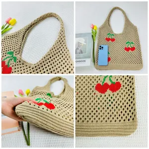 Detalles en primer plano del bolso tote de punto informal con bonito diseño de cereza y malla.