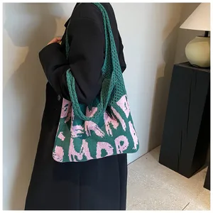 Grüne Strick-Umhängetasche mit rosafarbenem Buchstabenmuster, große modische Freizeittasche.
