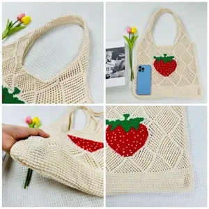 Beige Strick-Shopper Tasche mit rotem Erdbeeren Muster, grosse gewebte Schultertasche fuer Alltag.