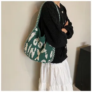 Grüne und weiße Strick Umhängetasche für Damen, lässige gewebte Hobo Handtasche mit Muster.