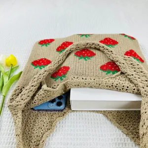 Beige gebreide shopper tas met leuk rood aardbeien motief, grote casual schoudertas.