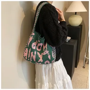 Grüne Strick-Umhängetasche mit rosa Buchstabenmuster, trendige lässige Handtasche für Damen.