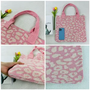 Rosa Leo-Muster Strick Tote Bag Detailansicht, lässige Handtasche mit großem Fassungsvermögen.