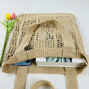 Gestrickte ausgehohlte Tragetasche Detailaufnahme, grosse Schultertasche fur Damen.