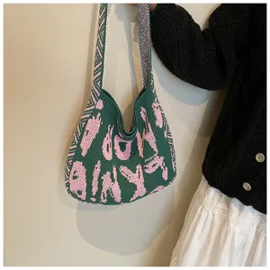 Detailansicht der gruenen Strick-Umhaengetasche mit rosa Buchstaben, Laessige Tasche.