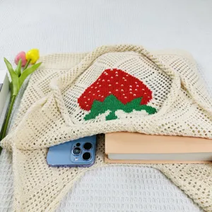 Gestreickte Erdbeer-Tragetasche Detail, lässige gewebte Schultertasche mit süßem Fruchtmuster.