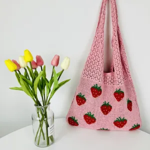 Roze gebreide aardbeientas, grote schoudertas voor dagelijks casual gebruik en winkelen.