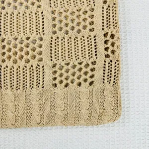 Nahaufnahme Detail der beige geflochtenen Häkel-Tasche mit feiner Strickmuster-Struktur.