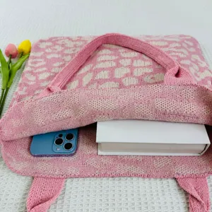 Gestrickte Leoparden-Stofftasche im Detail, mit grossem Fassungsvermoegen und weicher Maill.