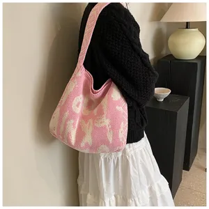 Rosa Strick Umhängetasche Detail, weiche gewebte Hobo Handtasche mit stylischem Muster für Alltag.