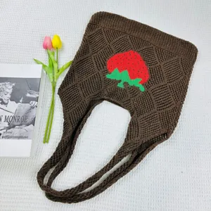 Detailansicht der Strick Erdbeer Tasche, lässige braune Umhängetasche mit süßem Fruchtmuster.