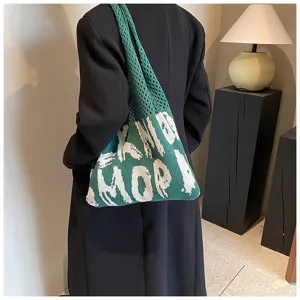 Grüne Strick-Tasche mit weißem Buchstabenmuster, lässige Damen Schultertasche für den Alltag.