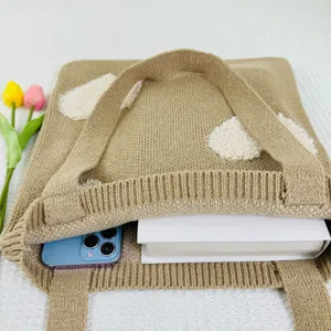 Gestrickte Tasche mit flauschigen Patches und Perlen, lässige große Umhängetasche Detail.