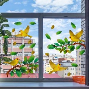 Vue détaillée de stickers de fenêtre statiques avec oiseaux jaunes et feuilles pour vitre.