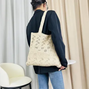 Beige geflochtene Häkel-Tasche Detailansicht, lässige Damen Schultertasche für den Alltag.