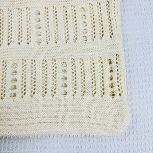 Strick-Tragetasche Detail, beige hohles gewebtes Material, Strandtasche Textur Nahaufnahme.