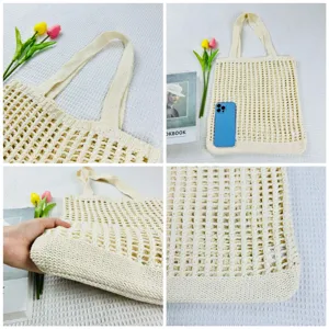 Detailansicht der cremeweißen Strick-Einkaufstasche, lässige Schultertasche für Strand und Alltag.