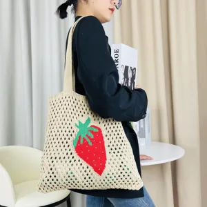 Beigefarbene Strick-Tasche mit Erdbeere Muster, gehäkelte Mesh Umhängetasche für Strand und Alltag.
