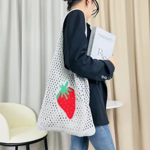 Schicke gestrickte Häkel-Tote-Bag mit rotem Erdbeermuster, ideal für Strand und den Alltag.