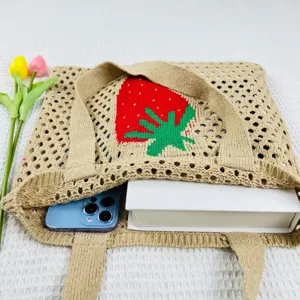 Beige gehäkelte Strick-Totes Tasche mit süßem rotem Erdbeermuster für den Strand
