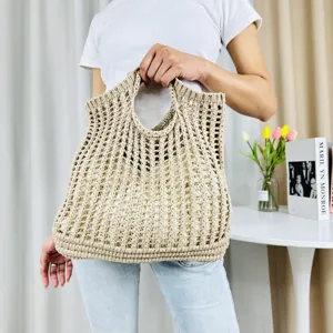 Vue détaillée du sac cabas en crochet beige ajouré, sac à main de plage d'été chic.