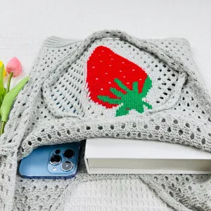 Graue gestrickte Häkel-Tragetasche mit süßem rotem Erdbeermuster für Strand und Freizeit.