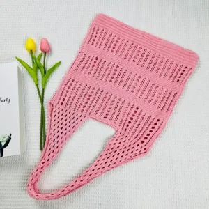 Rosa Strick Umhängetasche Detailansicht, gehäkelte Strandtasche mit feinem Mesh Muster.