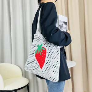 Wunderschöne gestrickte Netztasche mit süßem Erdbeermuster, perfekte Sommer Strandtasche.