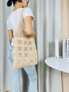 Detailansicht der beigen Häkel-Tote-Bag, lässige Vintage Hohl-Schultertasche für Damen Strand.