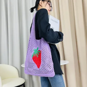 Lila gestrickte Tasche mit süßem Erdbeermuster, ausgehöhlte Strandtasche, Freizeittasche.