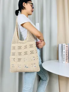 Detailansicht der beigen Strick Häkel Schulter Tote Tasche, lässige Strand Handtasche.