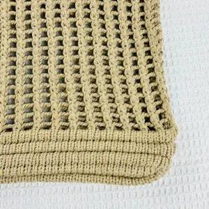 Vue rapprochée détaillée du matériau et de la texture du sac fourre-tout en maille