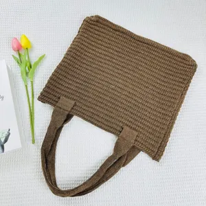 Borsa tote in maglia marrone vista dettagliata, borsa a spalla retro casual per uso quotidiano.