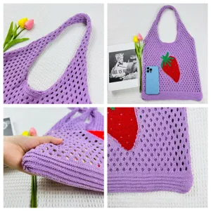 Nahaufnahme Details der lila Strick-Tasche mit rotem Erdbeermuster und Lochmuster.