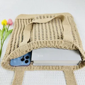 Detailansicht der lässigen Khaki Strick Netz Shopper Tasche mit geräumigem Innenraum.