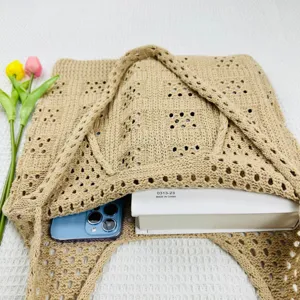 Beige geflochtene Häkel-Strandtasche Retro lässige Umhängetasche Detail Textur Design.