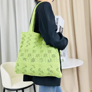 Grüne geflochtene Häkel-Schultertasche Detailansicht, lässige Strandtasche für Damen.