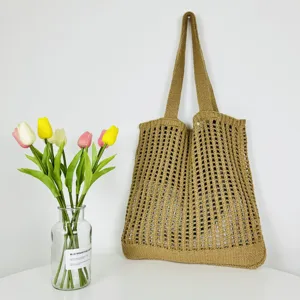 Detailansicht einer stilvollen khaki Strick-Hohltasche mit feiner Netztextur und modernem Design.