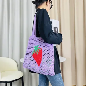 Lila Strick Häkel Tote Bag mit süßem roten Erdbeer Muster, lässige Schultertasche für den Alltag.