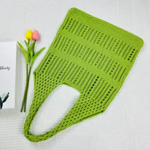 Grüne gehäkelte Mesh-Strandtasche Detailansicht, lässige hohle Umhängetasche für Damen.
