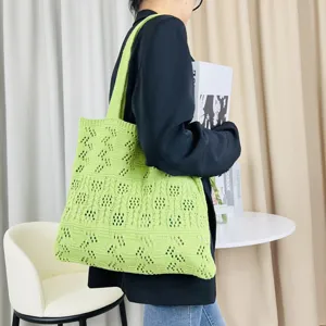 Grüne gestrickte Tote Bag Detailansicht, lässige gewebte Schultertasche mit Lochmuster Textur.
