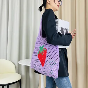 Niedliche Strick-Netz-Tasche mit Erdbeer-Muster, stilvolle lila Freizeittasche für den Alltag.