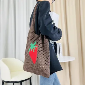 Braune Häkel-Tasche mit rotem Erdbeer-Muster, modische Freizeittasche im sommerlichen Stil.