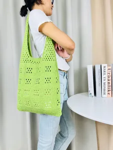 Grüne Häkel-Tragetasche Detailaufnahme zeigt hohle Mesh-Strickstruktur und Schulterdesign.
