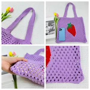 Lila Strick-Tasche mit Erdbeer-Muster, gehäkelte Strand-Umhängetasche für Damen.