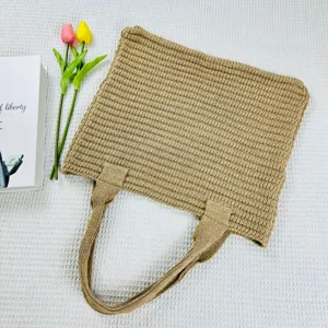 Vista dettagliata della borsa tote a spalla in maglia, borsa casual kaki con tessuto strutturato.
