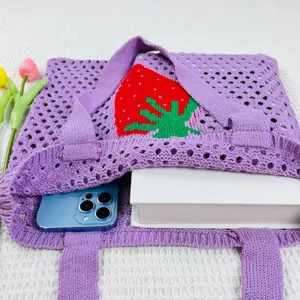 Lila gehäkelte Strick-Strandtasche Detailansicht, süßes Erdbeer-Muster Design für den Sommer.