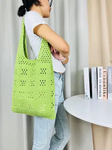 Grüne gestrickte Umhängetasche, hohle Strandtasche, lässige Einkaufstasche mit großem Volumen.
