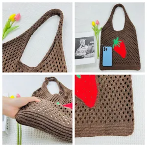 Detailansicht der braunen Häkel-Tragetasche mit süßem roten Erdbeermuster und Strickstruktur.